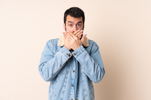 Blanke man met baard over geïsoleerde die mond met handen