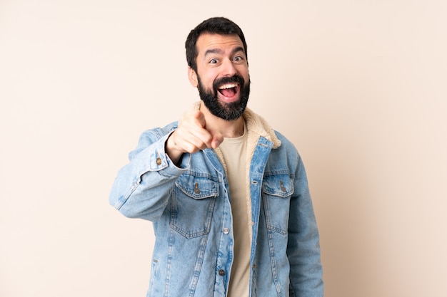 Blanke man met baard over geïsoleerde verrast en wijzend front