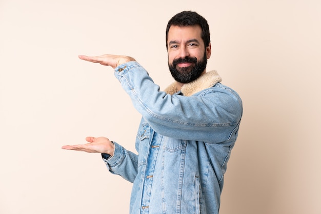 Blanke man met baard over muur met lege ruimte