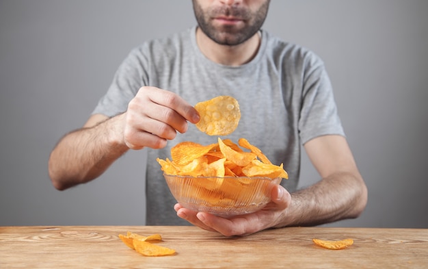 Blanke man met lekkere chips.