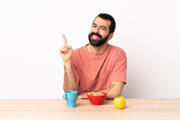 Blanke man ontbijten in een tafel gelukkig en naar boven