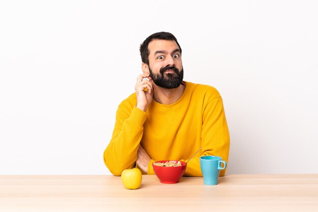 Blanke man ontbijten in een tafel twijfels.