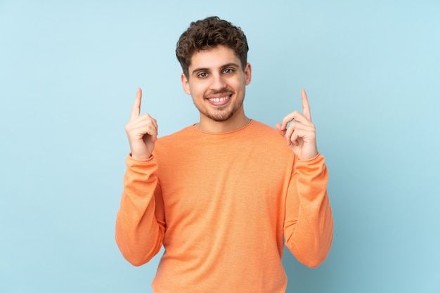 Blanke man op blauwe muur naar boven een geweldig idee