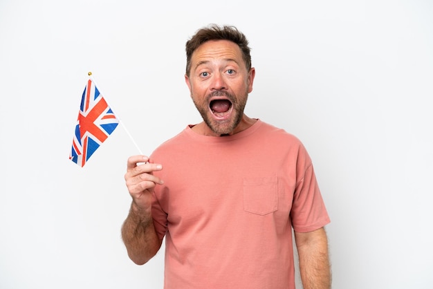 Blanke man van middelbare leeftijd met Engelse vlag geïsoleerd op een witte achtergrond met verrassende gezichtsuitdrukking