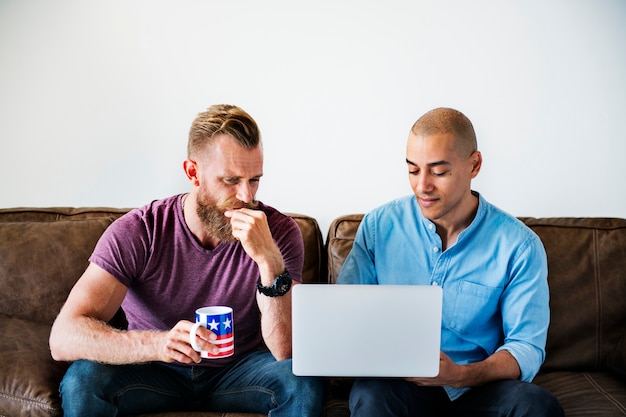 Blanke mannen met laptop