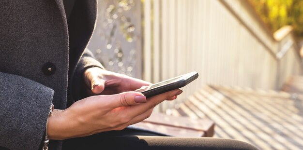 blanke meisje houdt van haar smartphone en kijken naar weergave.