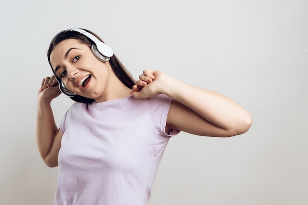 Blanke meisje luistert muziek in koptelefoon