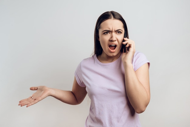 Blanke meisje praat op mobiele telefoon