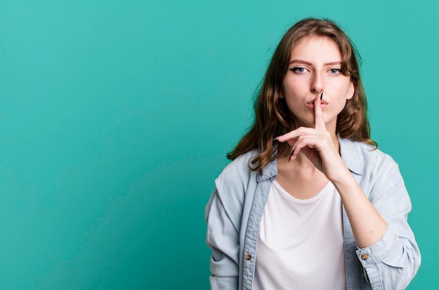 Foto blanke mooie blonde vrouw met een kopie ruimte om uw concept te plaatsen