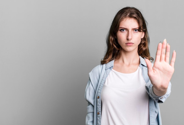 Blanke mooie blonde vrouw met een kopie ruimte om uw concept te plaatsen