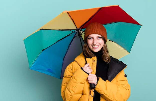 Blanke mooie blonde vrouw met een paraplu winter en koud concept