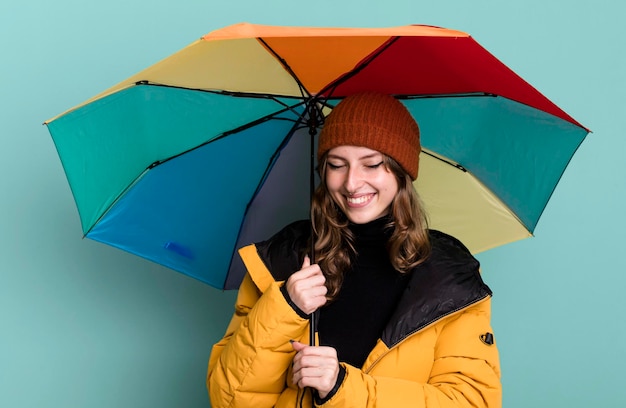 Blanke mooie blonde vrouw met een paraplu winter en koud concept