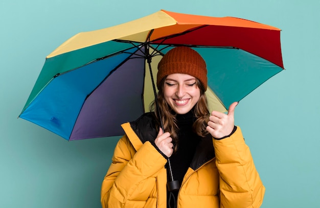 Blanke mooie blonde vrouw met een paraplu winter en koud concept
