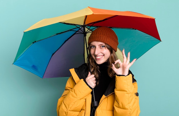 Blanke mooie blonde vrouw met een paraplu winter en koud concept