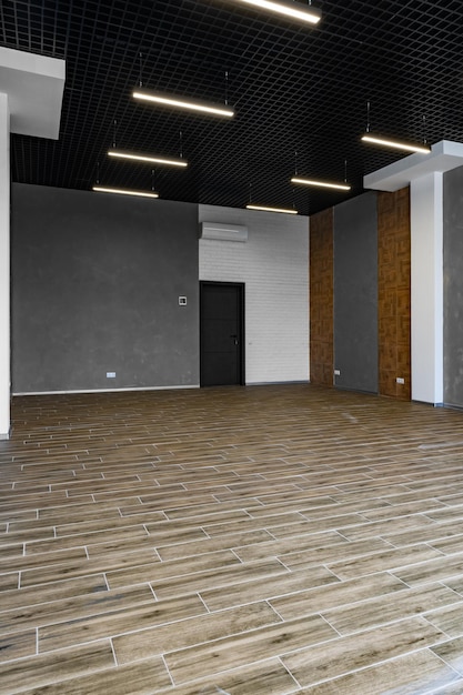 Blanke muren in een leeg loft-achtig industrieel kantoor