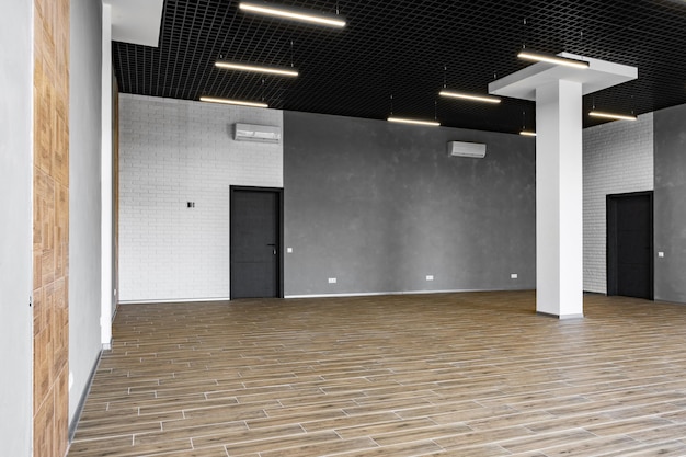 Blanke muren in een leeg loft-achtig industrieel kantoor
