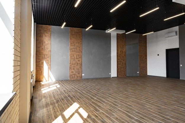 Blanke muren in een leeg loft-achtig industrieel kantoor