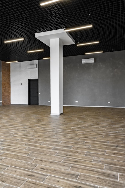 Blanke muren in een leeg loft-achtig industrieel kantoor