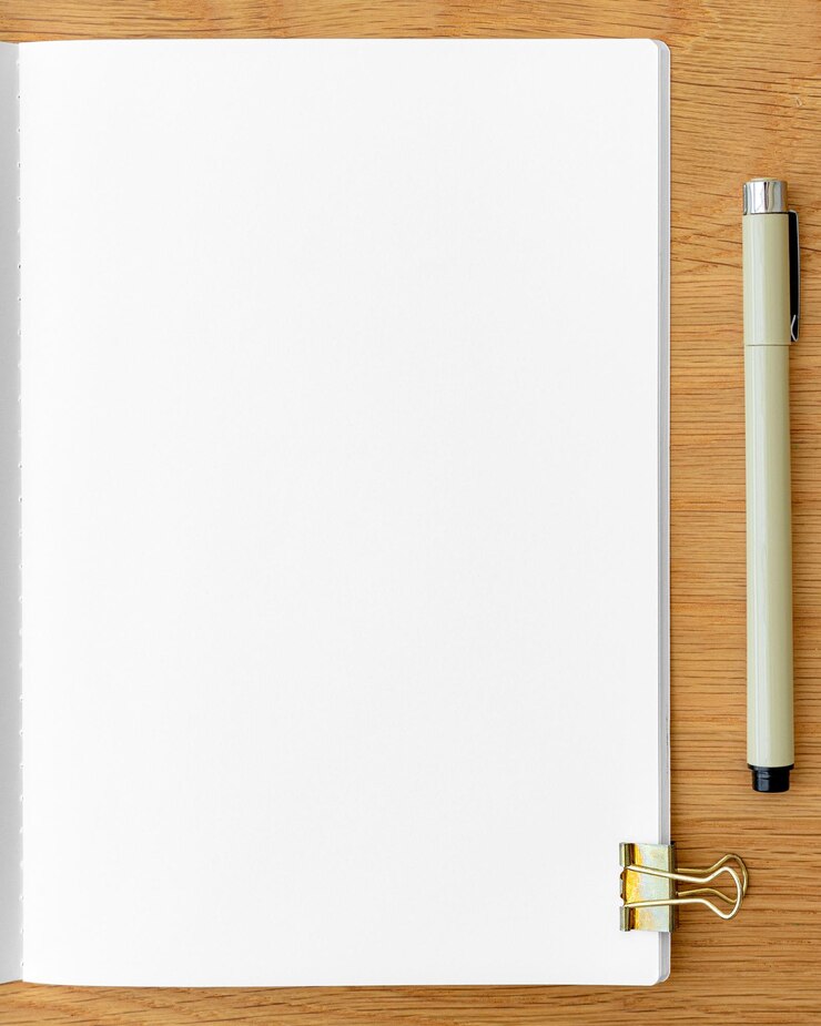 Foto blanke notitieboekpagina met stationair ontwerpelement