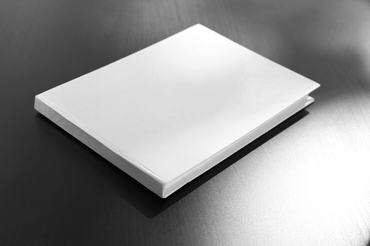 Foto blanke omslag van een gesloten boek op een donkere houten achtergrond