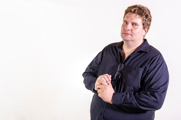 Foto blanke plus size man geïsoleerd op een witte muur met kopie ruimte