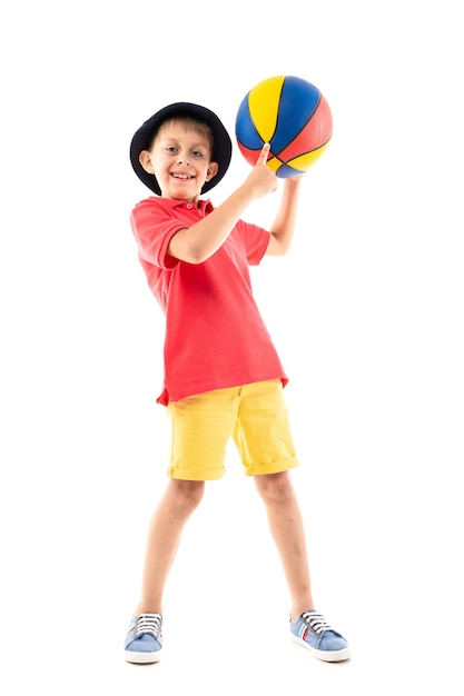 Blanke tiener jongen spelen basketbal, foto geïsoleerd