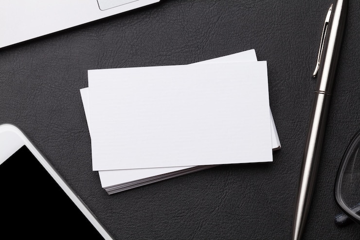 Foto blanke visitekaartjes op de werktafel bovenweergave met ruimte voor uw tekst