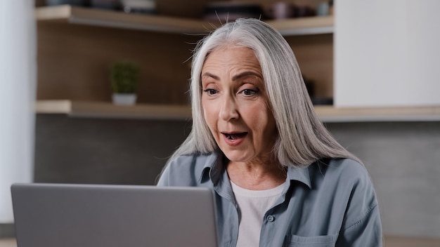 Blanke volwassen vrouw van middelbare leeftijd gepensioneerde vrouw chatten online communicatie op afstand op afstand