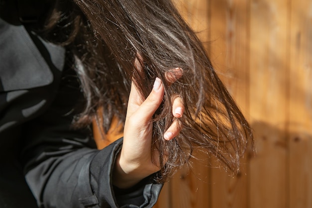 Blanke vrouw corrigeert mooi haar