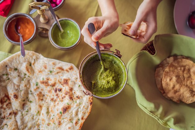 Blanke vrouw die Indiaas eten eet in café traditionele Indiase schotel Indiaas eten close-up