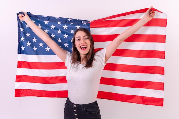 Blanke vrouw die lacht met usa vlag geïsoleerd op een witte achtergrond