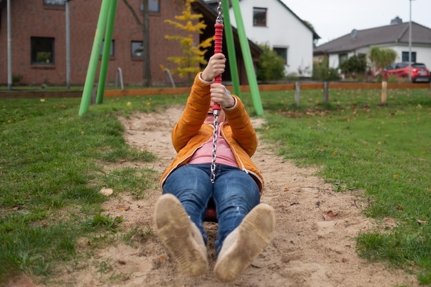 Foto blanke vrouw die plezier heeft in zipline