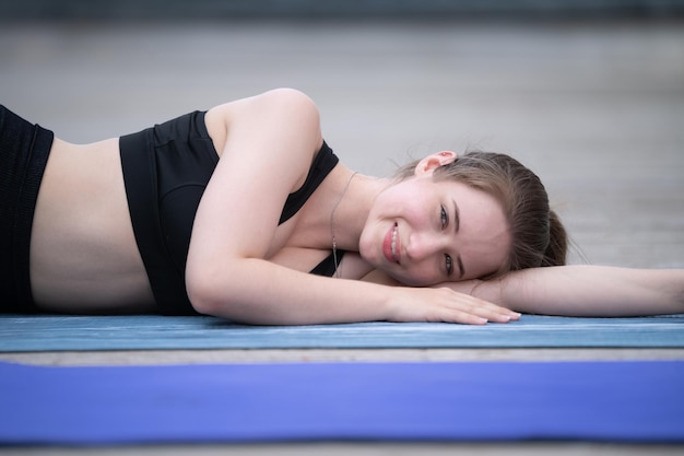 Blanke vrouw die yoga-positie beoefent in het park Schoonheidsvrouwen yoga-trainingslichaam gezond