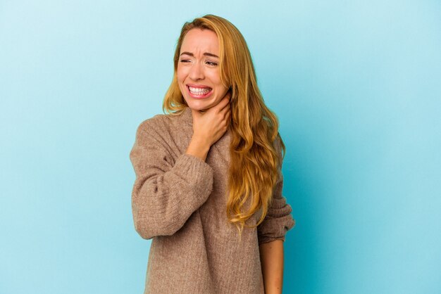 Blanke vrouw geïsoleerd op blauwe achtergrond achterhoofd aanraken, denken en een keuze maken.