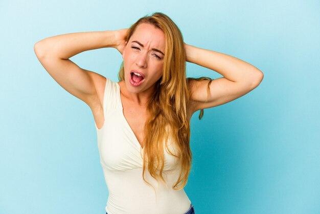 Blanke vrouw geïsoleerd op blauwe achtergrond schreeuwen, erg opgewonden, gepassioneerd, tevreden met iets.