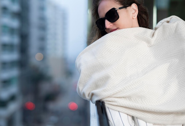 Foto blanke vrouw geniet van de stad