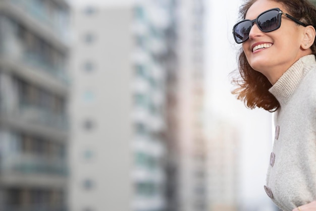 Foto blanke vrouw geniet van de stad