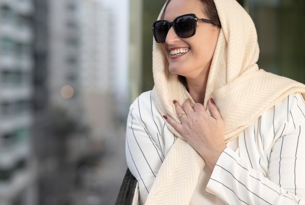 Foto blanke vrouw geniet van de stad