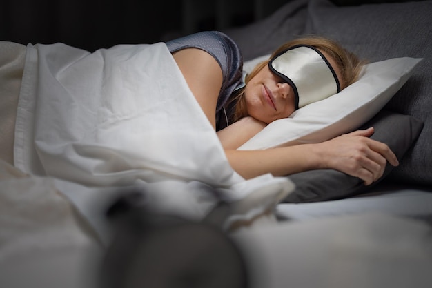 Blanke vrouw in pyjama en masker