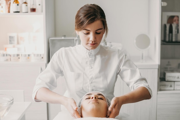 Blanke vrouw krijgt een gezichtsbehandeling bij schoonheidssalon schoonheidsbehandeling huidverzorging schoonheid huid fema...