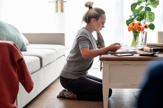 Blanke vrouw met factuurrekeningen