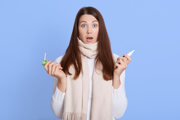 Blanke vrouw met geschokt gelaatsuitdrukking