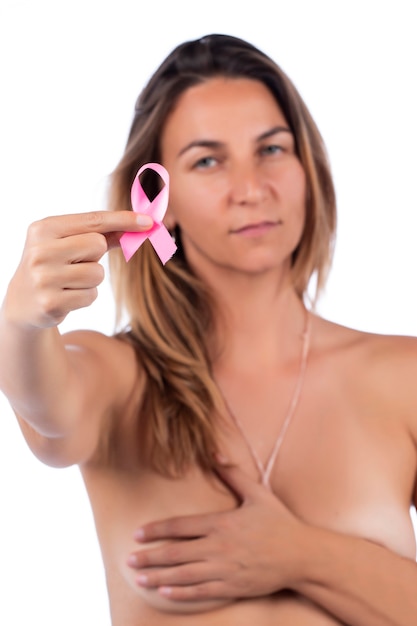 Blanke vrouw naakt met lint van borstkanker