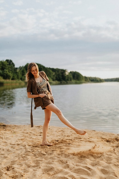 Blanke vrouw ontspant aan het water