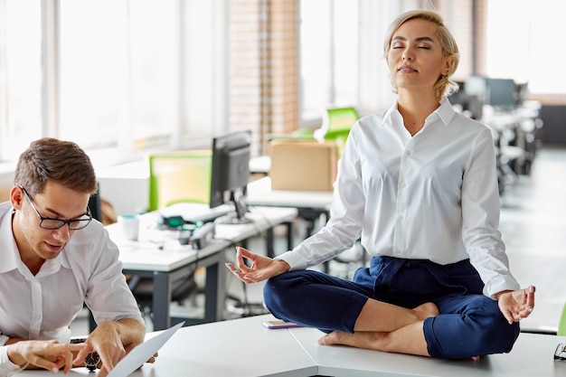 Blanke vrouw op het werk, blijf kalm, houd een evenwicht tussen mentale en psychologische gezondheid