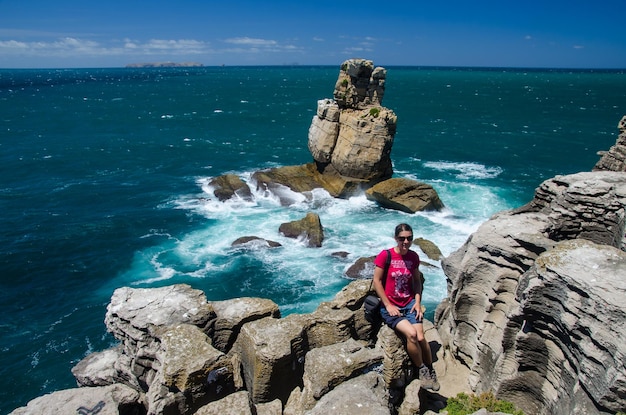 Blanke vrouw poseren in het historische Cabo da Roca Portugal