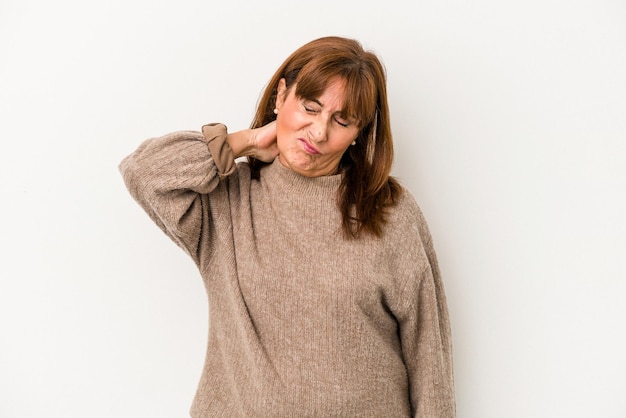 Blanke vrouw van middelbare leeftijd geïsoleerd op een witte achtergrond die nekpijn lijdt als gevolg van een zittende levensstijl.