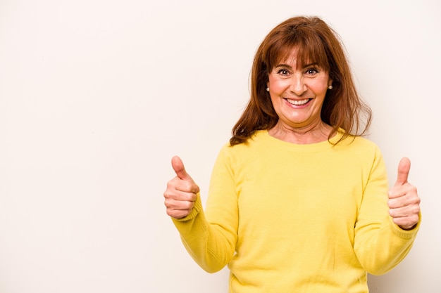 Blanke vrouw van middelbare leeftijd geïsoleerd op een witte achtergrond glimlachend en duim omhoog