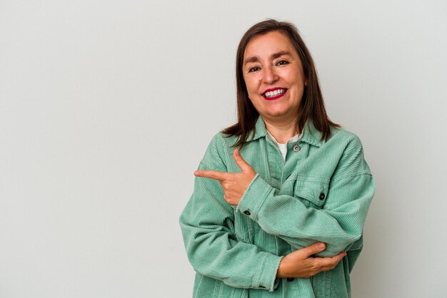 Blanke vrouw van middelbare leeftijd geïsoleerd op een witte achtergrond glimlachend vrolijk wijzend met wijsvinger weg.