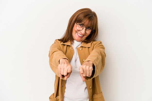 Blanke vrouw van middelbare leeftijd geïsoleerd op een witte achtergrond wijzend naar voren met vingers.